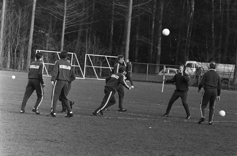 Nederlands elftal traint voor wedstrijd tegen Luxemburg, in Zeist, Bestanddeelnr 924-2924