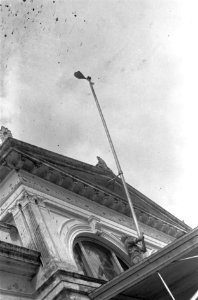 Nederlandse vlag wordt boven de serre van een gebouw gehesen of de Republikeins, Bestanddeelnr 5237