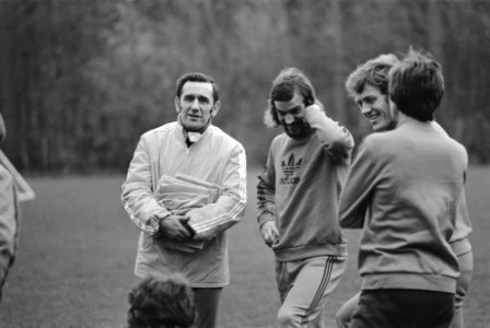 Nederlands elftalselectie traint in Zeist nr 7, 8 Knobel en enkele spelers, Bestanddeelnr 927-5908