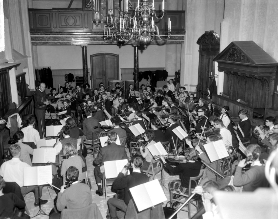 Nederlandse Studenten Orkest begonnen met repetities in Ruine Kerk te Bergen, Bestanddeelnr 917-3024