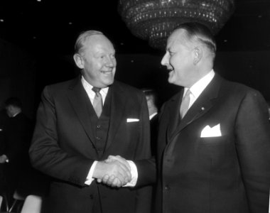 Nederlands Genootschap voor reclame, links dr. J.P. Ton en rechts Kempenaer, Bestanddeelnr 918-6488