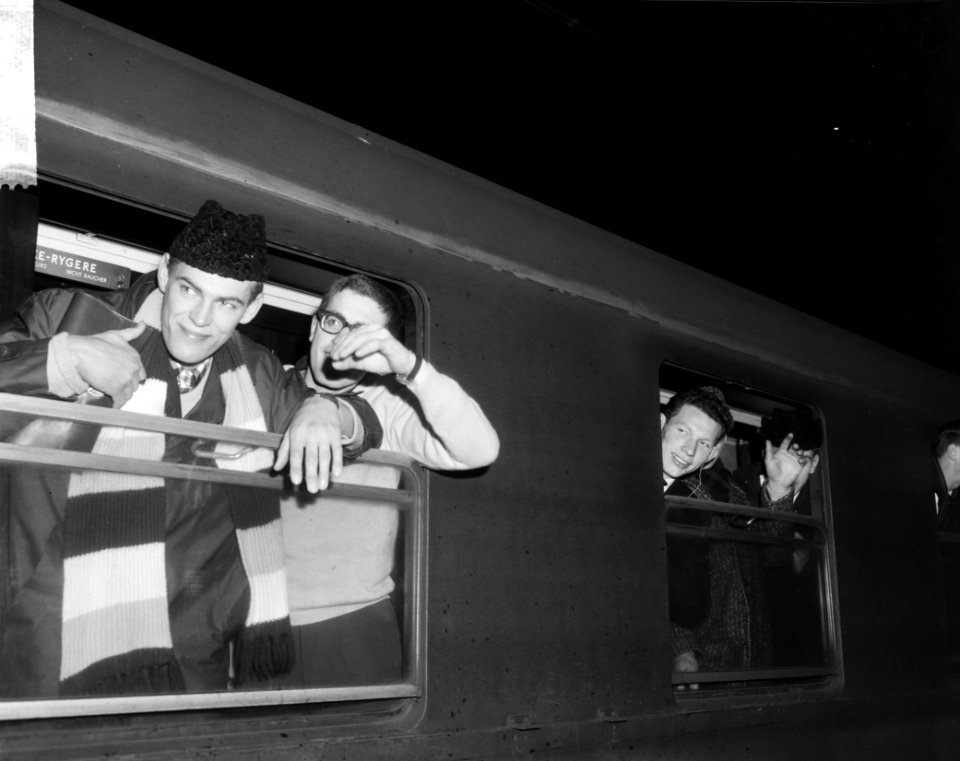 Nederlandse schaatskernploeg vanaf Centraal Station naar Hamar vertrokken, de pl, Bestanddeelnr 917-3084
