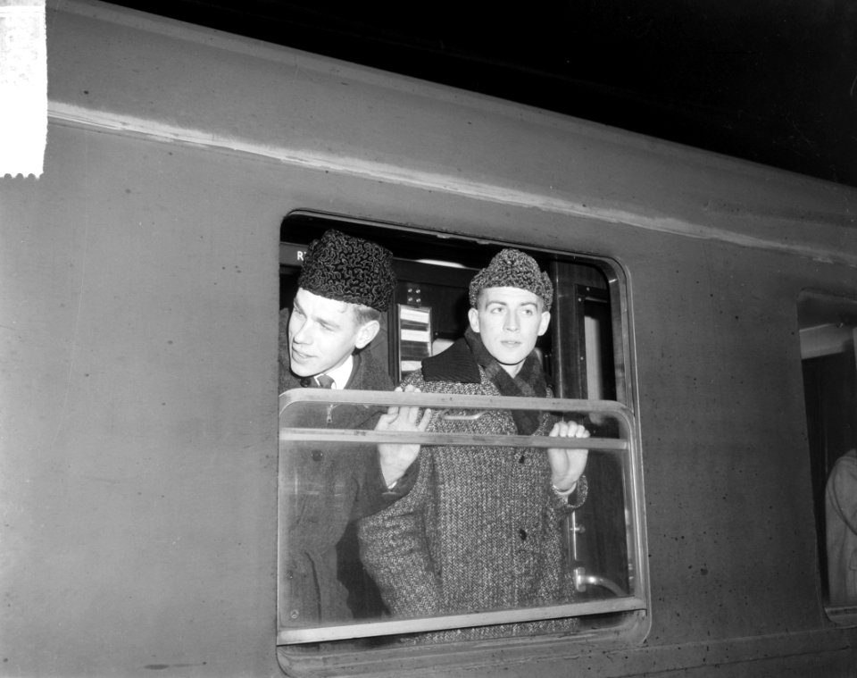 Nederlandse schaatskernploeg vanaf Centraal Station naar Hamar vertrokken, de pl, Bestanddeelnr 917-3085