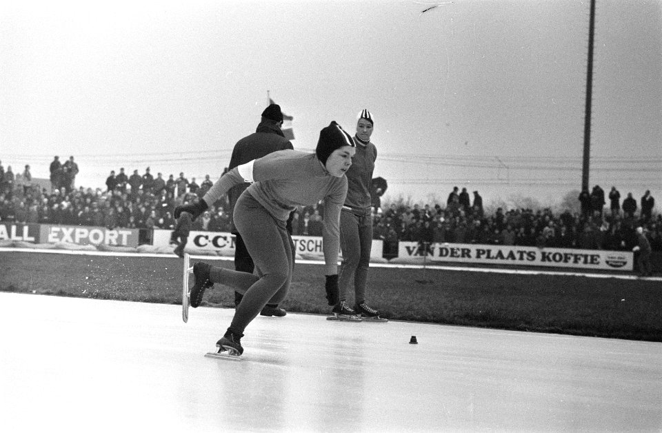 Nederlandse Schaatskampioenschappen te Heerenveen nr. 10 Elly v.d. Brom in akt, Bestanddeelnr 922-0107