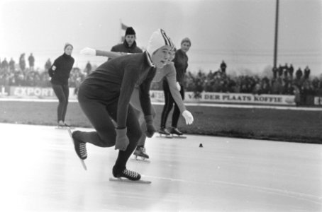 Nederlandse Schaatskampioenschappen te Heerenveen Elly v.d. Brom (links) en M. T, Bestanddeelnr 922-0093
