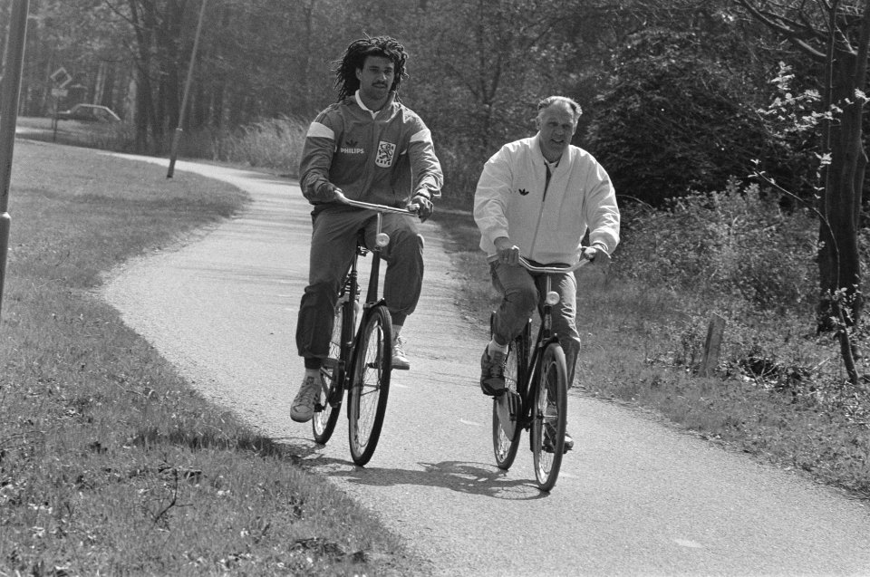 Nederlands elftal maakt fietstochtje in Zeist Ruud Gull (l) en Rinus Michels, Bestanddeelnr 933-9629
