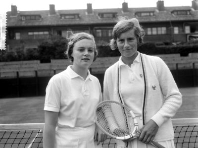 Nederlandse tenniskampioenschappen METS-banen, Trudy Groenman (r) en Ada Brakke…, Bestanddeelnr 916-7619
