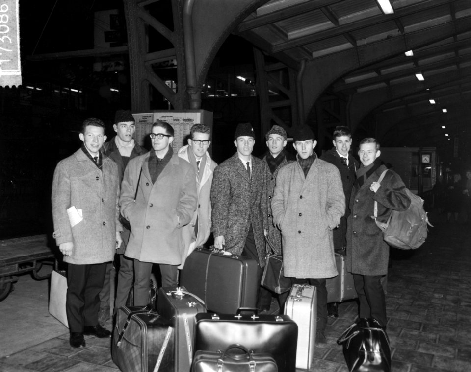 Nederlandse schaatskernploeg vanaf Centraal Station naar Hamar vertrokken, de pl, Bestanddeelnr 917-3086