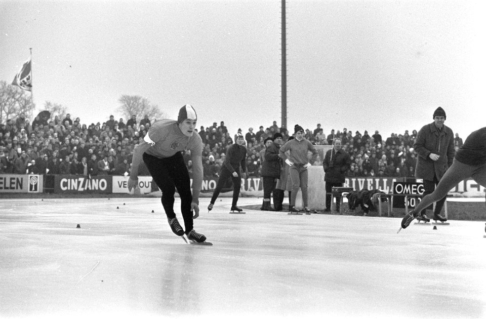 Nederlandse Schaatskampioenschappen te Heerenveen Frits Bartling in aktie, Bestanddeelnr 922-0101