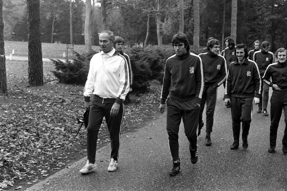 Nederlands elftal traint in Zeist, Fadrhonc en spelers wandelen, Bestanddeelnr 925-1457