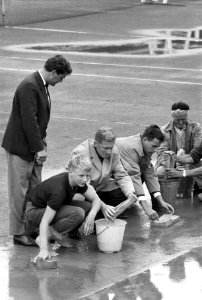 Nederlandse tenniskampioenschappen te Den Haag, topspelers helpen ook met het dr, Bestanddeelnr 911-5022