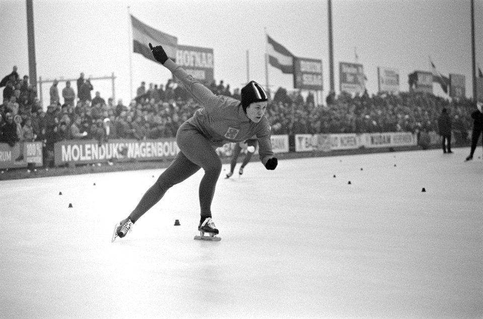Nederlandse Schaatskampioenschappen te Heerenveen nr. 8A Ans Schut in aktie, Bestanddeelnr 922-0106