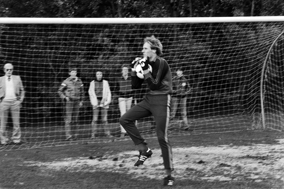 Nederlands elftal trainde vanmiddag in Zeist i.v.m. interland tegen West-Duitsla, Bestanddeelnr 931-0734