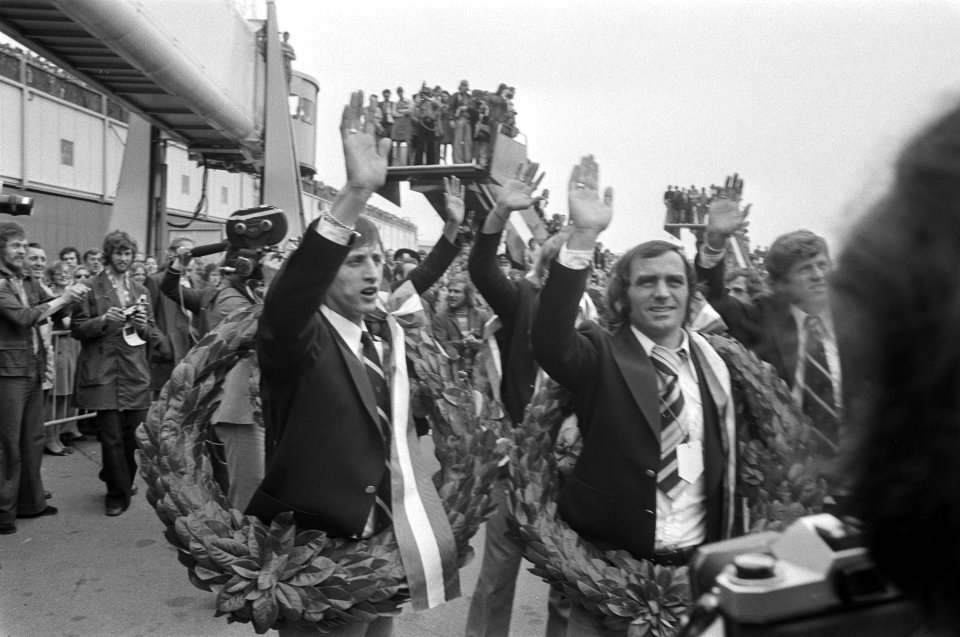 Nederlands elftal terug uit Munchen op Schiphol, Cruijff met krans om, zwaait na, Bestanddeelnr 927-3135