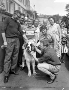 Nederlandse Tour de Francerenners in Mulhouse Bram Kool op een hond, links Buchl, Bestanddeelnr 910-4685