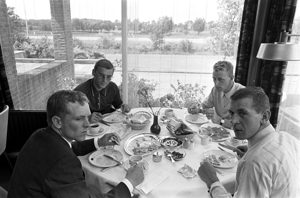 Nederlandse Tour de France ploeg uit Breda naar Vittel vertrokken. De renners aa, Bestanddeelnr 921-4659