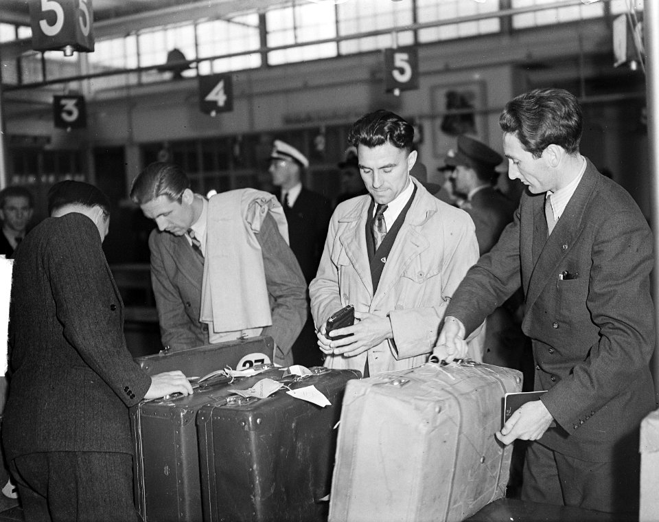 Nederlands elftal terug uit Helsinki op Schiphol, Bestanddeelnr 903-4347