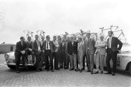 Nederlandse Tour de France ploeg uit Breda naar Vittel vertrokken. De ploeg, Bestanddeelnr 921-4658