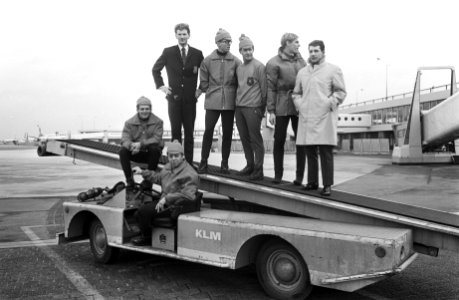 Nederlandse schaatsploeg in kleding voor Olympische Spele v.l.n.r. Bols, Jorrits, Bestanddeelnr 921-0321