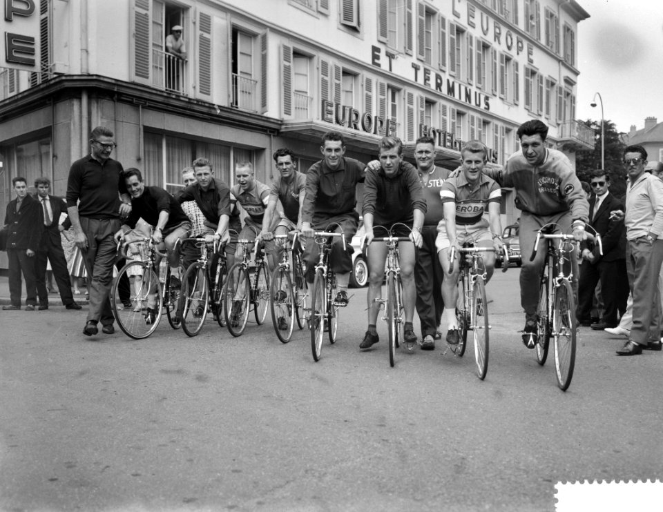 Nederlandse Tour de Francerenners in Mulhouse de Nederlandse ploeg voor het hote, Bestanddeelnr 910-4678