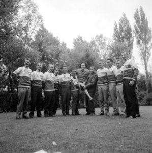 Nederlandse Tour De France ploeg vertrokken uit Breda met Miss Europa Elly Koot, Bestanddeelnr 916-5559 photo