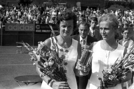Nederlandse Tenniskampioenschappen te Scheveningen, kampioene Betty Stove met be, Bestanddeelnr 925-8197