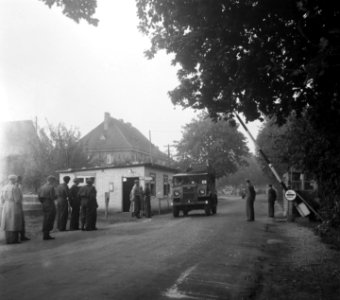Nederlandse troepen oefenen in West-Duitsland passeren va grens bij Gronau, Bestanddeelnr 904-7642