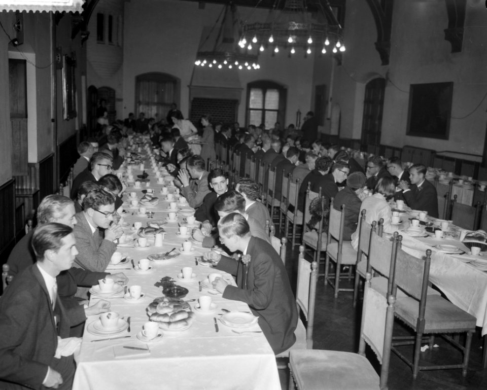 Nederlandse studenten bieden lunch aan de leden van de Tweede-Kamer in de Rolzaa, Bestanddeelnr 911-6842