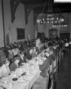 Nederlandse studenten bieden lunch aan de leden van de Tweede-Kamer in de Rolzaa, Bestanddeelnr 911-6841