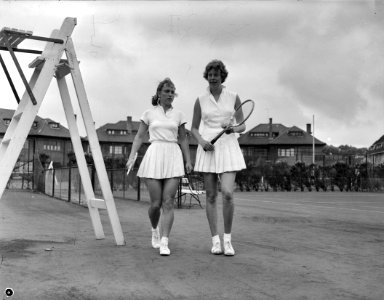 Nederlandse tenniskampioenschappen UETS-banen Mej J van Wienese (links) en me, Bestanddeelnr 907-9495