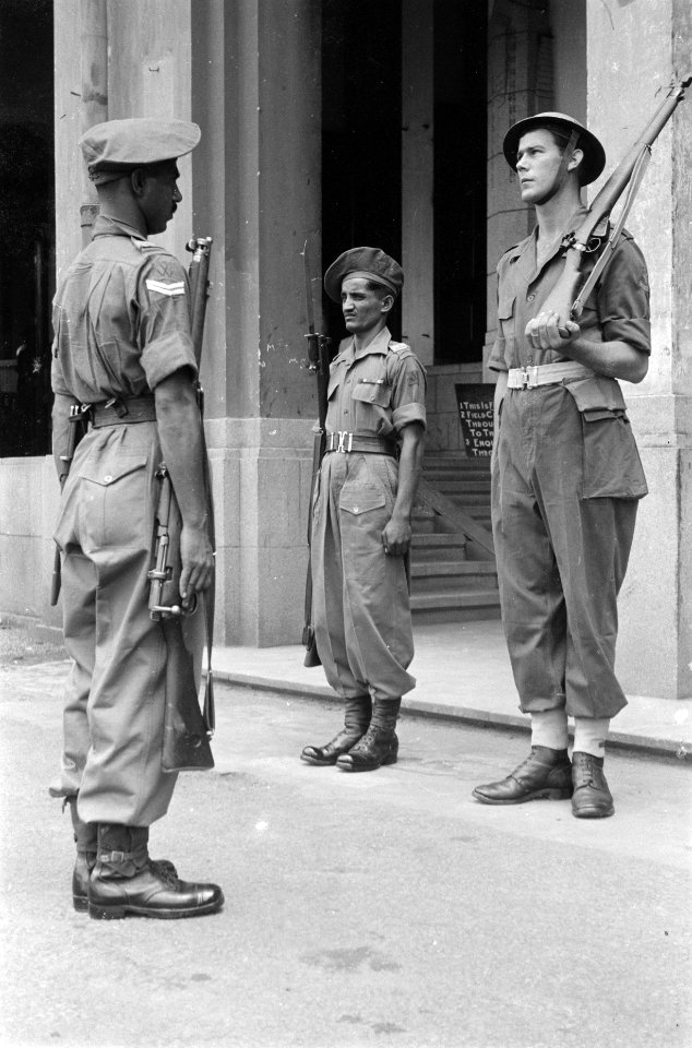 Nederlandse schildwacht lost Brits-Indische wachtpost af, Bestanddeelnr 101-6-1