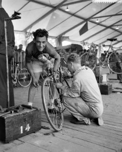 Nederlandse Tour de Francerenners in Mulhouse Gerrit Voorting met zijn fiets, Bestanddeelnr 910-4679