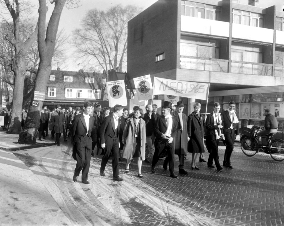 Nederlandse Studenten Orkest, de studenten tijdens de intocht in Bergen, L. J. d, Bestanddeelnr 917-3021