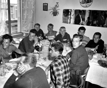 Nederlandse Tour de Francerenners in Mulhouse de Nederlandse renners aan tafel i, Bestanddeelnr 910-4681