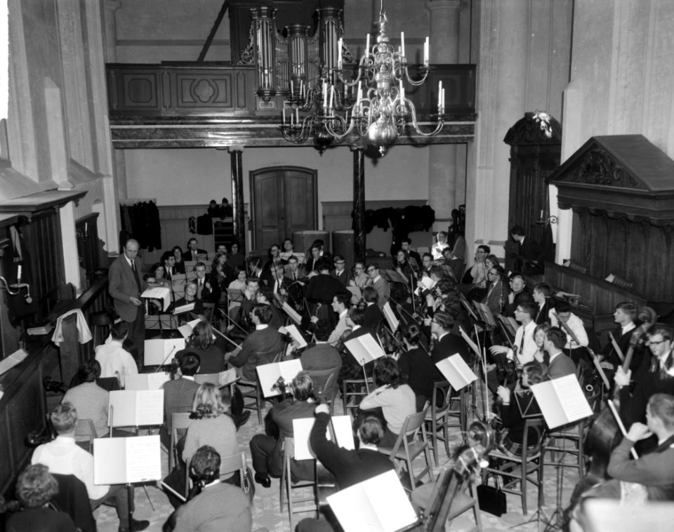 Nederlandse Studenten Orkest begonnen met repetities in Ruine Kerk te Bergen, Bestanddeelnr 917-3022