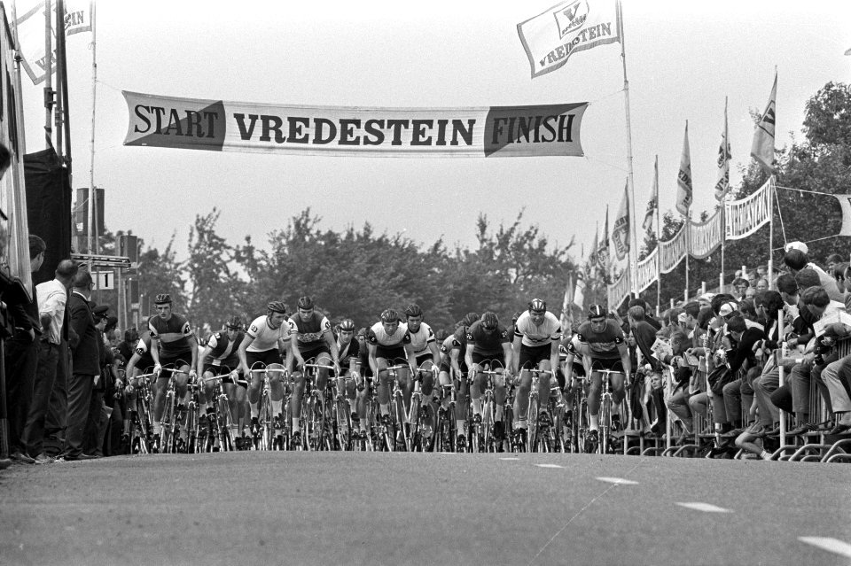 Nederlandse wielerkampioenschappen op de weg te Beek amateurs. Het rennersveld, Bestanddeelnr 921-5425