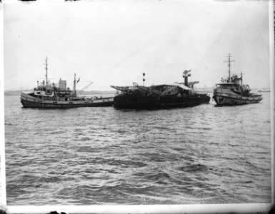 Nederlandse sleepboten Beatrix en Margriet met ponton met daarop een brugdeel, Bestanddeelnr 935-3479 photo