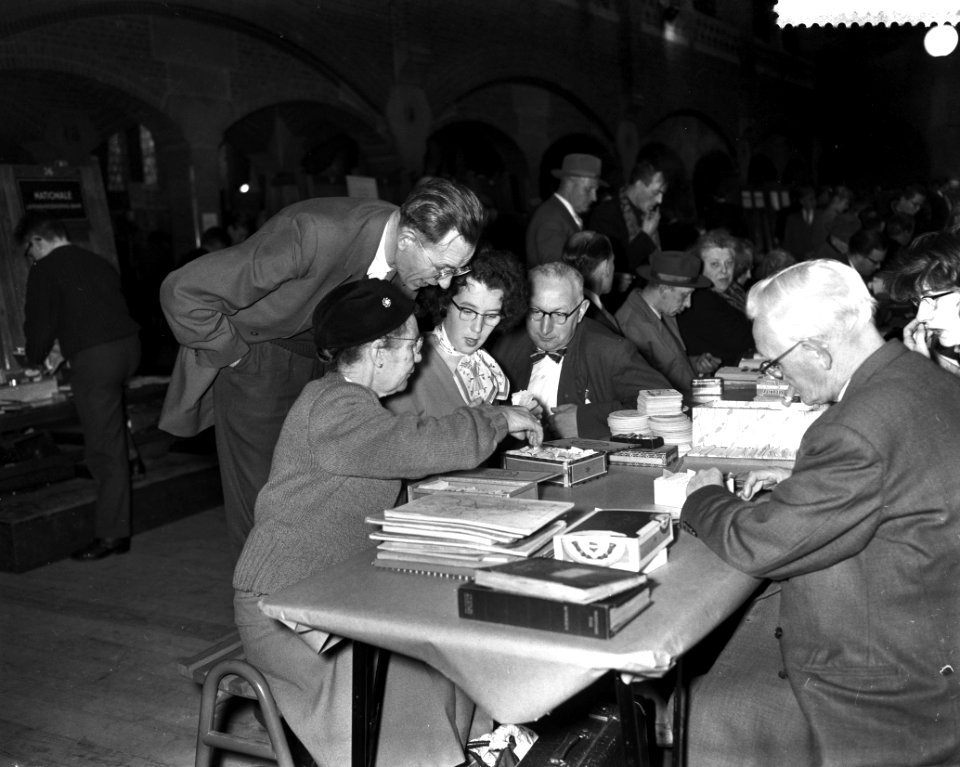 Nederlandse Vereniging De Verzamelaar houdt in de Koopmansbeurs te Amsterdam h, Bestanddeelnr 910-0717