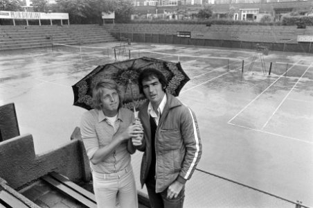 Nederlandse tenniskampioenschappen uitgesteld door regen Martin Koek (links) en, Bestanddeelnr 927-3820