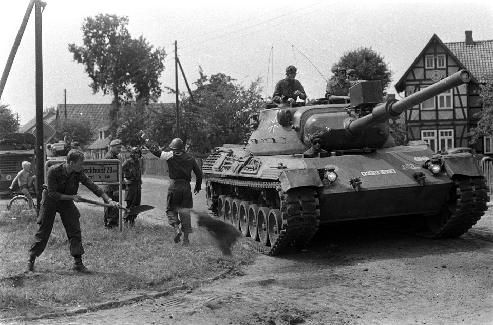 Nederlandse soldaten bezig de door pantservoertuigen aangerichte schade te herst, Bestanddeelnr 921-5836