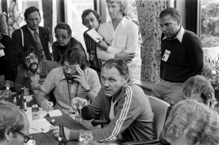 Nederlandse voetballers in WK trainingskamp in Hiltrup nr 6 Rinus Michels met, Bestanddeelnr 927-2699