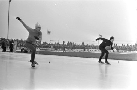 Nederlandse Schaatskampioenschappen te Heerenveen Stien Kaiser (links) in aktie, Bestanddeelnr 922-0094