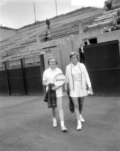 Nederlandse tenniskampioenschappen Metsbanen (l) Ada Brakkes, (r) Trudy Groenma, Bestanddeelnr 916-7623