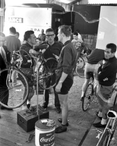 Nederlandse Tour de Francerenners in Mulhouse het nakijken van de fietsen, Bestanddeelnr 910-4677
