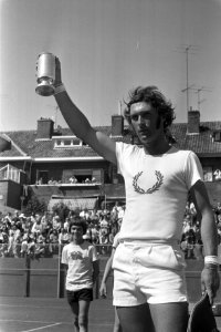Nederlandse Tenniskampioenschappen te Scheveningen, Jan Hordijk met beker, Bestanddeelnr 925-8200