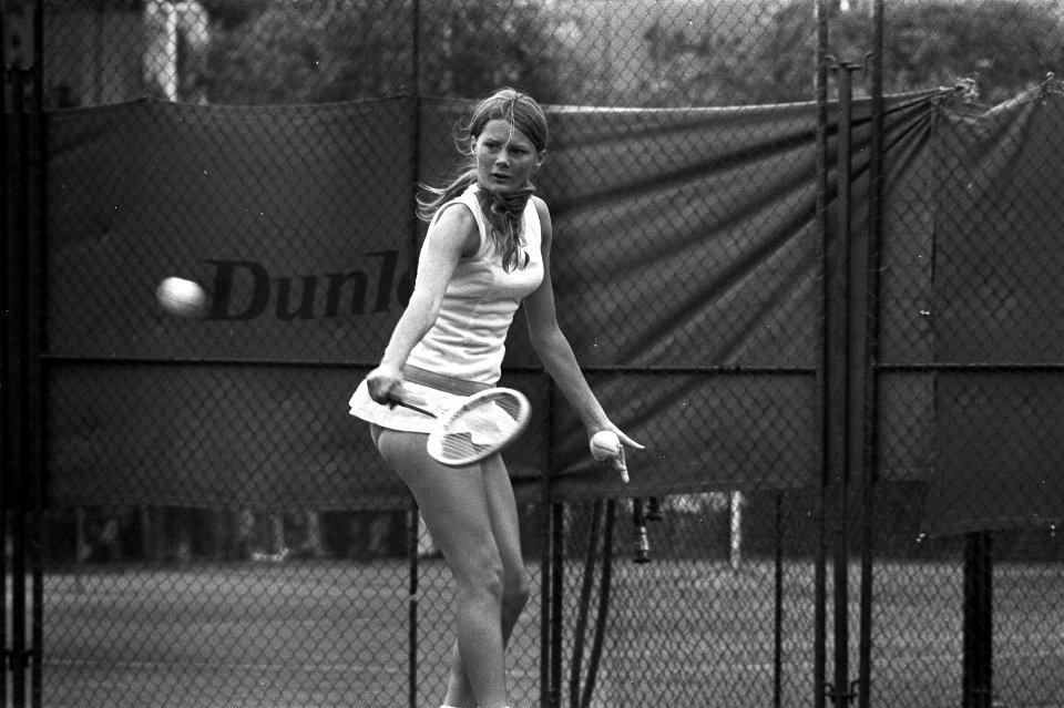 Nederlandse Tenniskampioenschappen te Scheveningen, E Siemons in aktie, Bestanddeelnr 925-8054