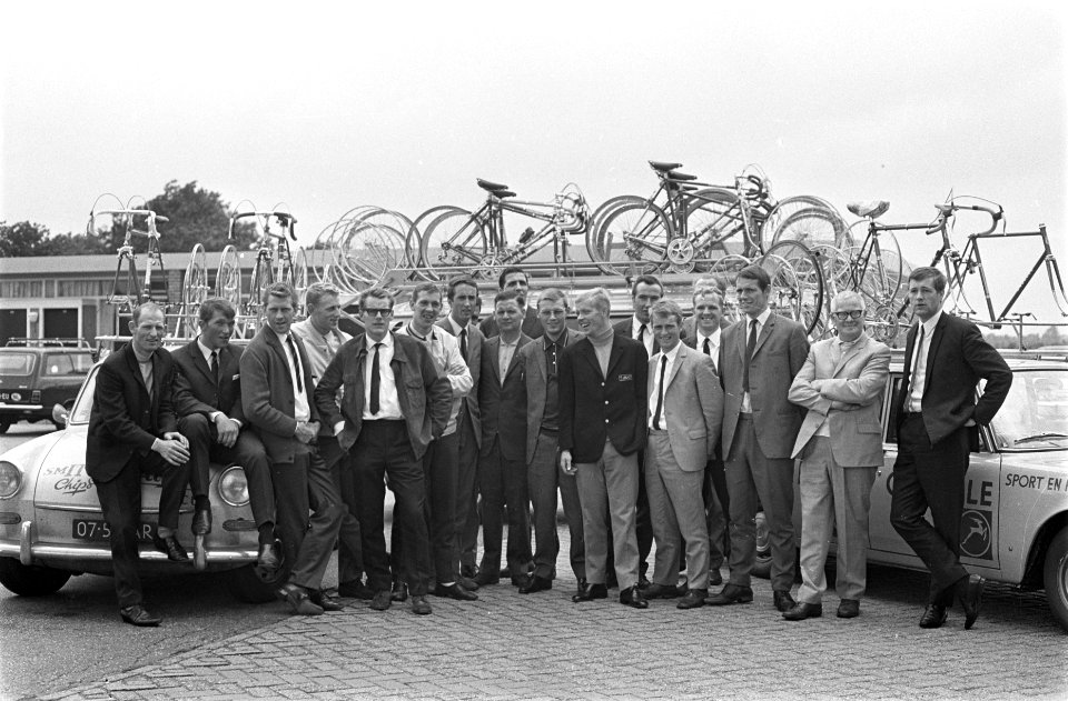 Nederlandse Tour de France ploeg uit Breda naar Vittel vertrokken. De ploeg voor, Bestanddeelnr 921-4653