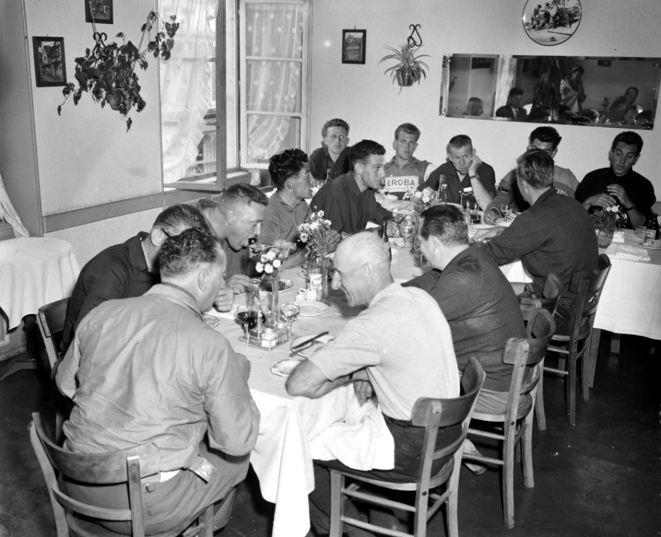 Nederlandse Tour de Francerenners in Mulhouse de Nederlandse renners aan tafel i, Bestanddeelnr 910-4682