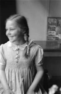 Nederlandse tentoonstelling in Belfast portret van een meisje tijdens bezoek , Bestanddeelnr 935-2038