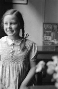 Nederlandse tentoonstelling in Belfast portret van een meisje tijdens bezoek , Bestanddeelnr 935-2037